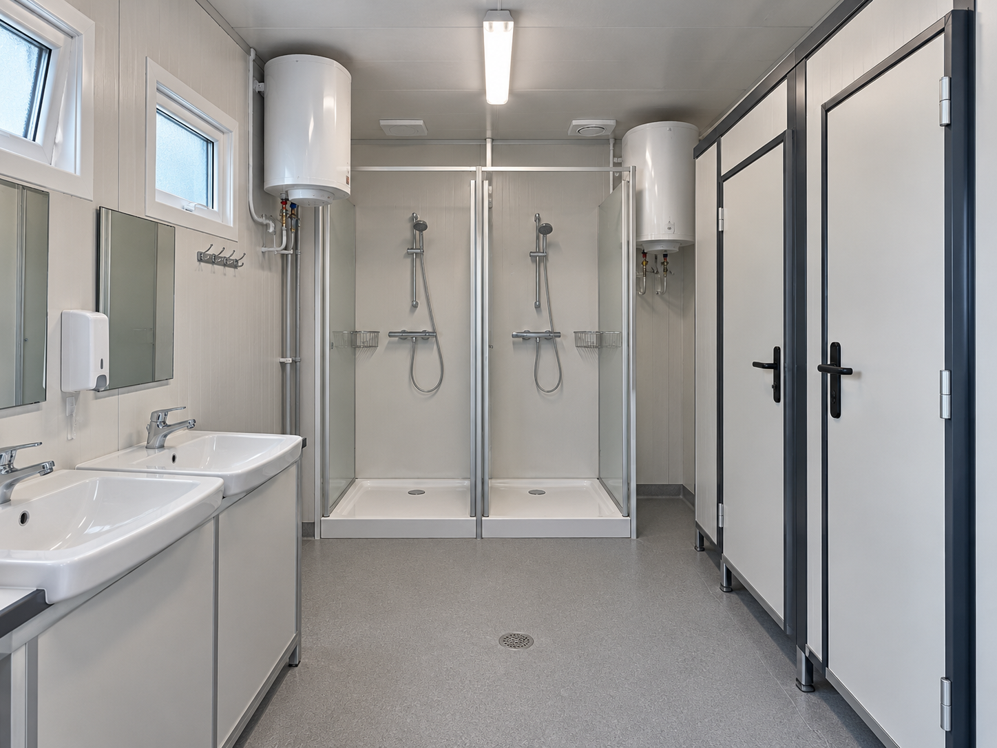 Módulo sanitario y vestuario 6x2,4 m con 2 WC, 2 duchas y termos